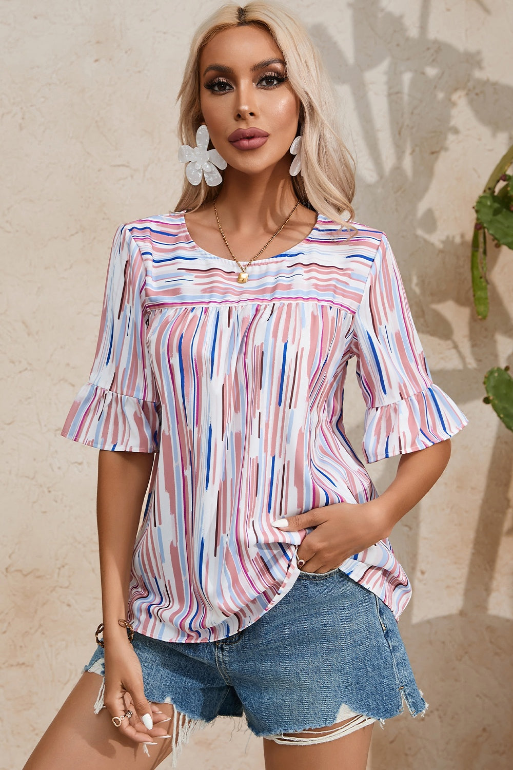 Blusa estampada con cuello redondo y mangas con volantes