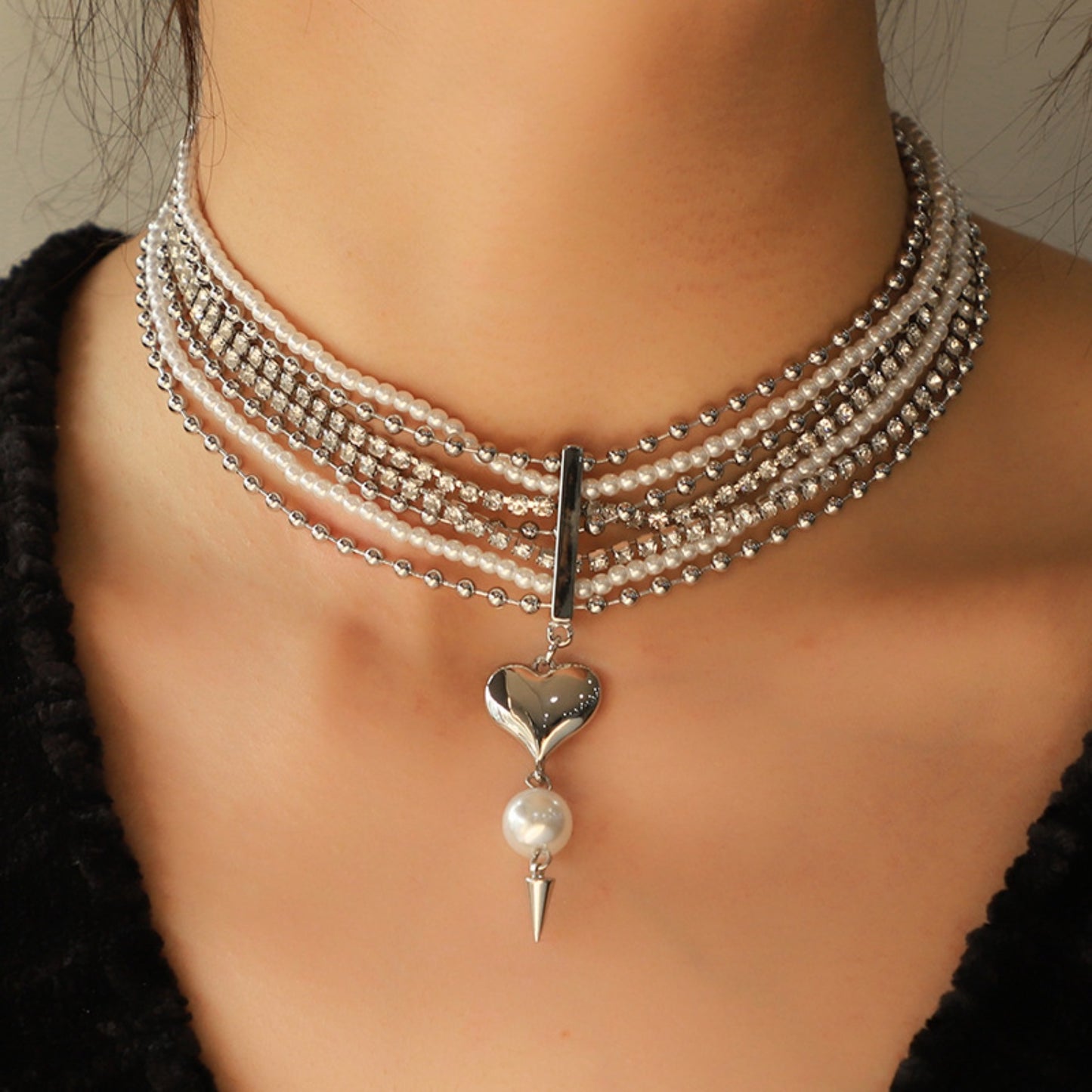 Collar con colgante de corazón de diamantes de imitación y perlas sintéticas en capas