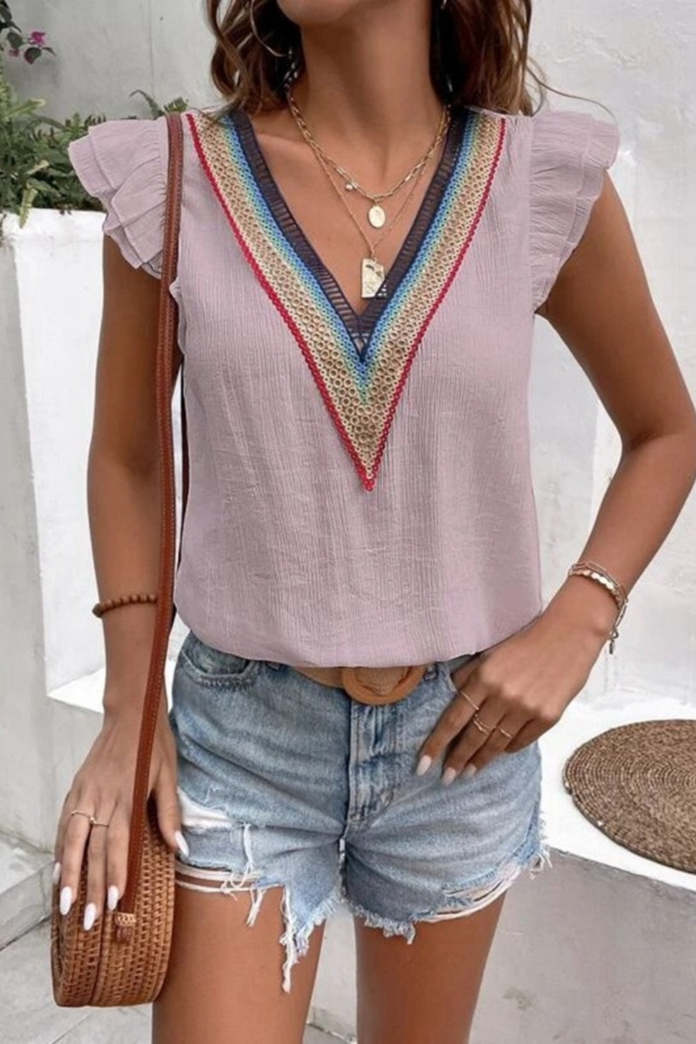 Blusa de manga casquillo con cuello en V y volantes de tamaño completo