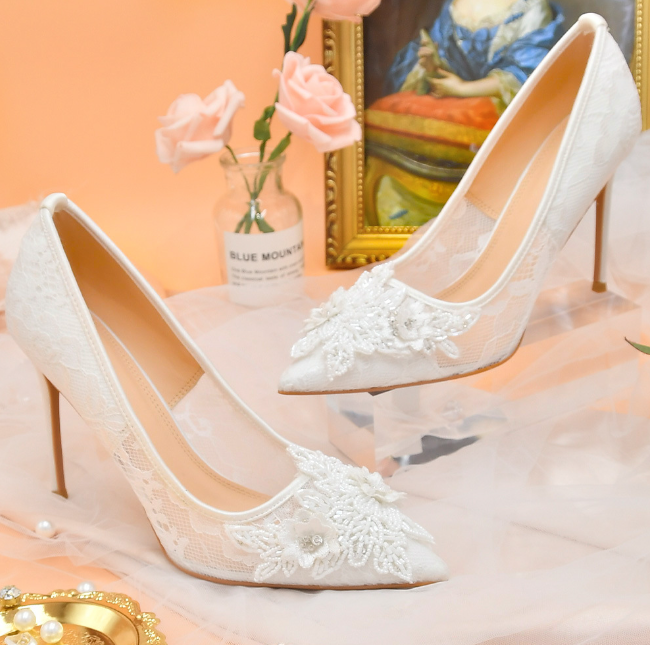 White Lace Flower Bride's  Wedding Shoes