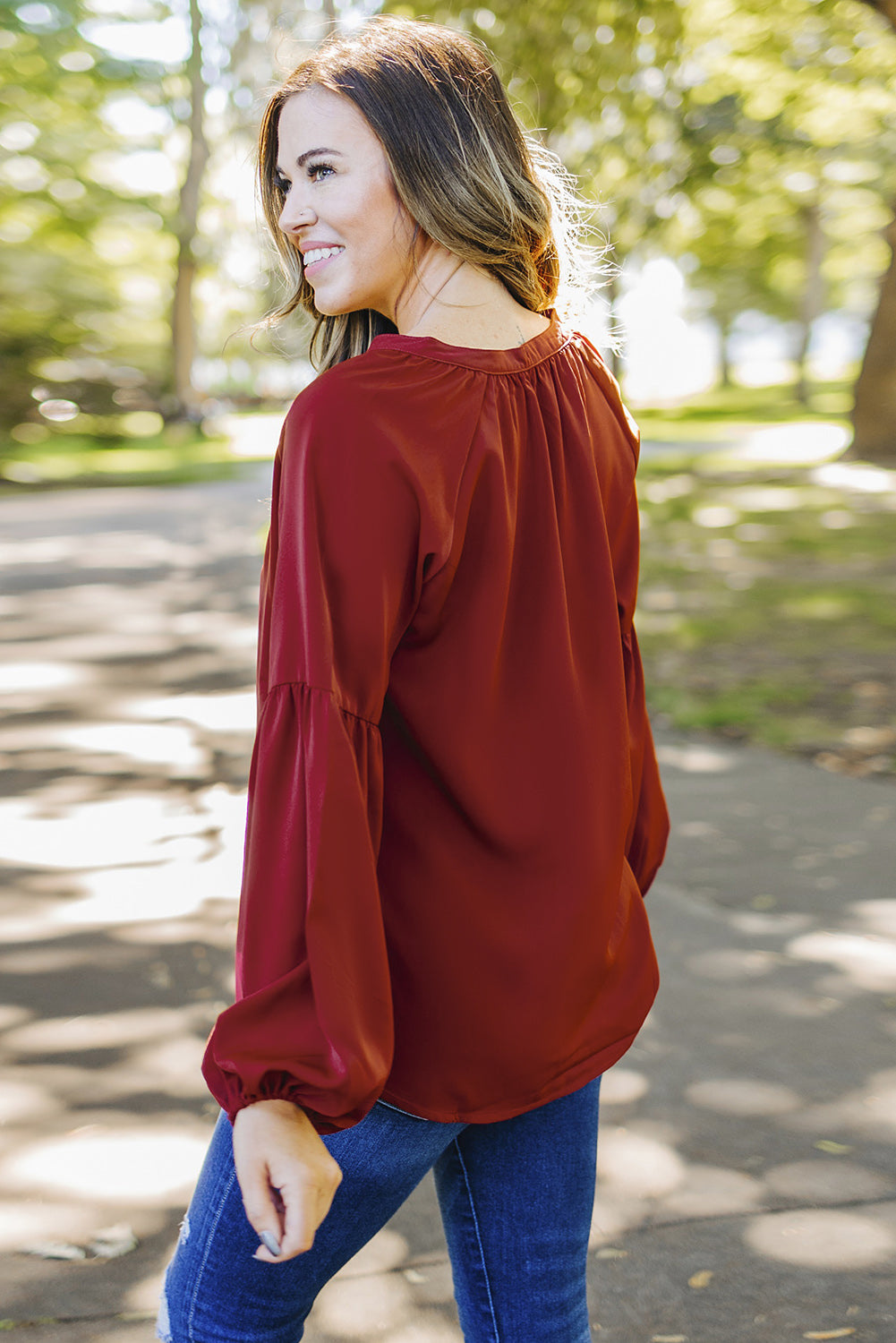 Blusa con mangas globo y muescas fruncidas