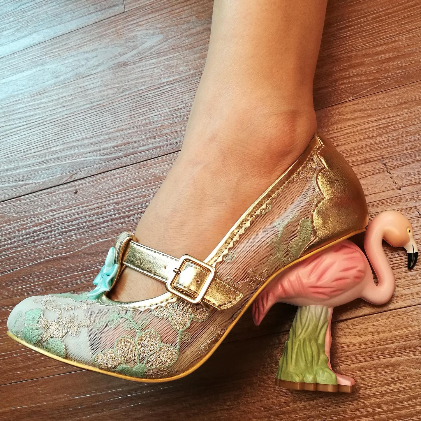 Zapatos de tacón alto con bordado exquisito.