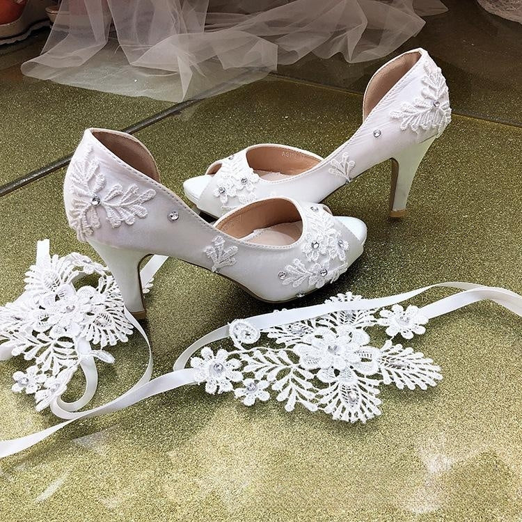 Nouveau Chaussures de mariage à talons aiguilles en dentelle blanche et ruban