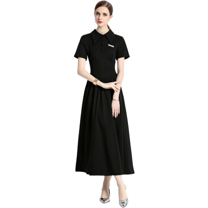 Robe noire à col polo tendance et coutures légèrement matures, taille française serrée, longue