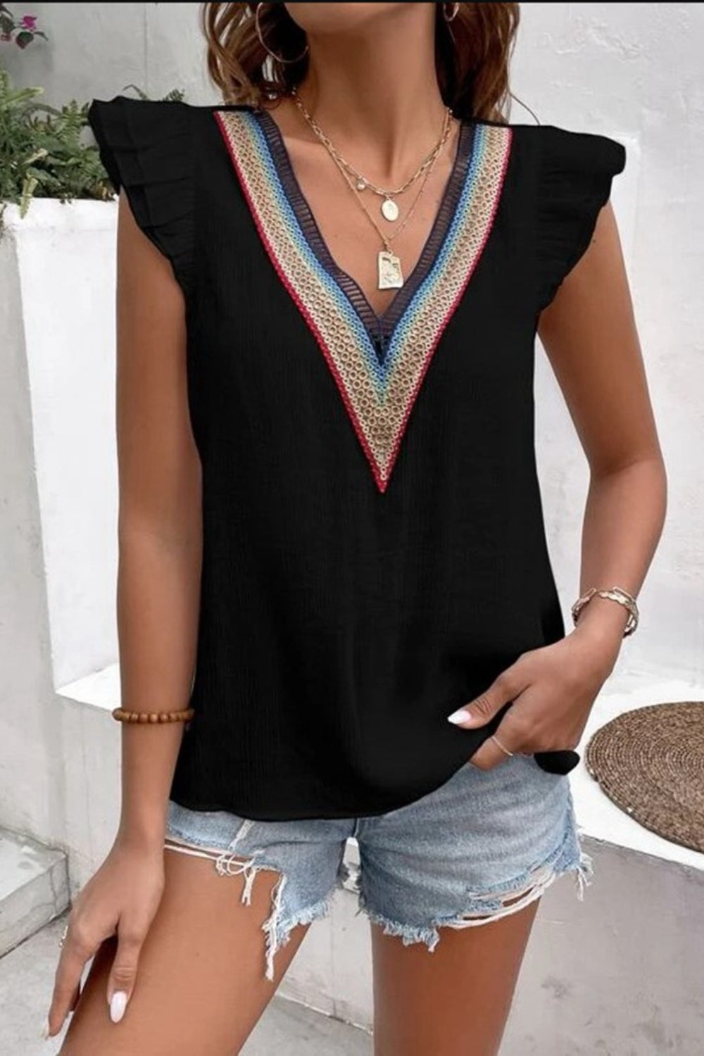 Blusa de manga casquillo con cuello en V y volantes de tamaño completo