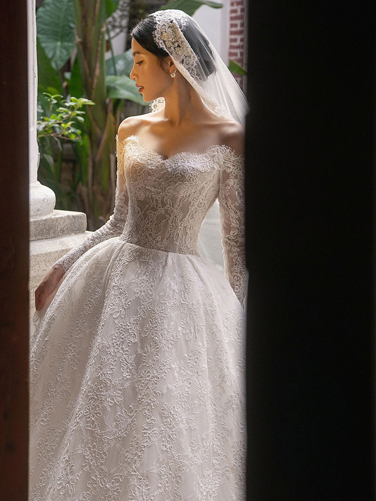 Vestido de novia de encaje con manga larga y hilo principal con hombros descubiertos