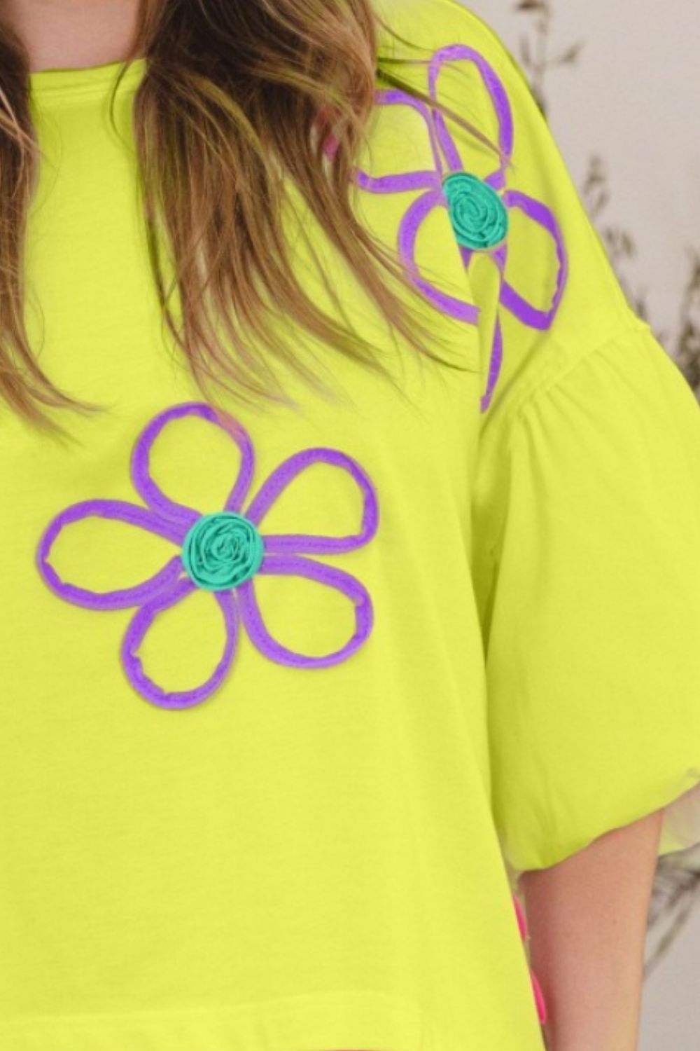 Camiseta con detalle de bordado de flores de tamaño completo de ODDI