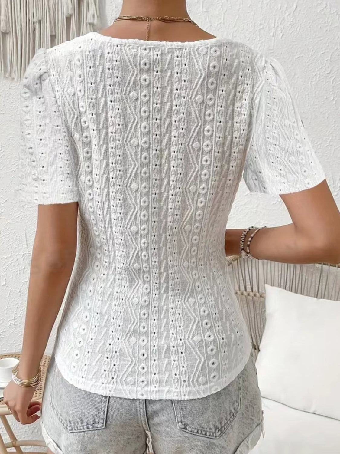 Blusa de manga corta con cuello en V y detalle de encaje con ojales