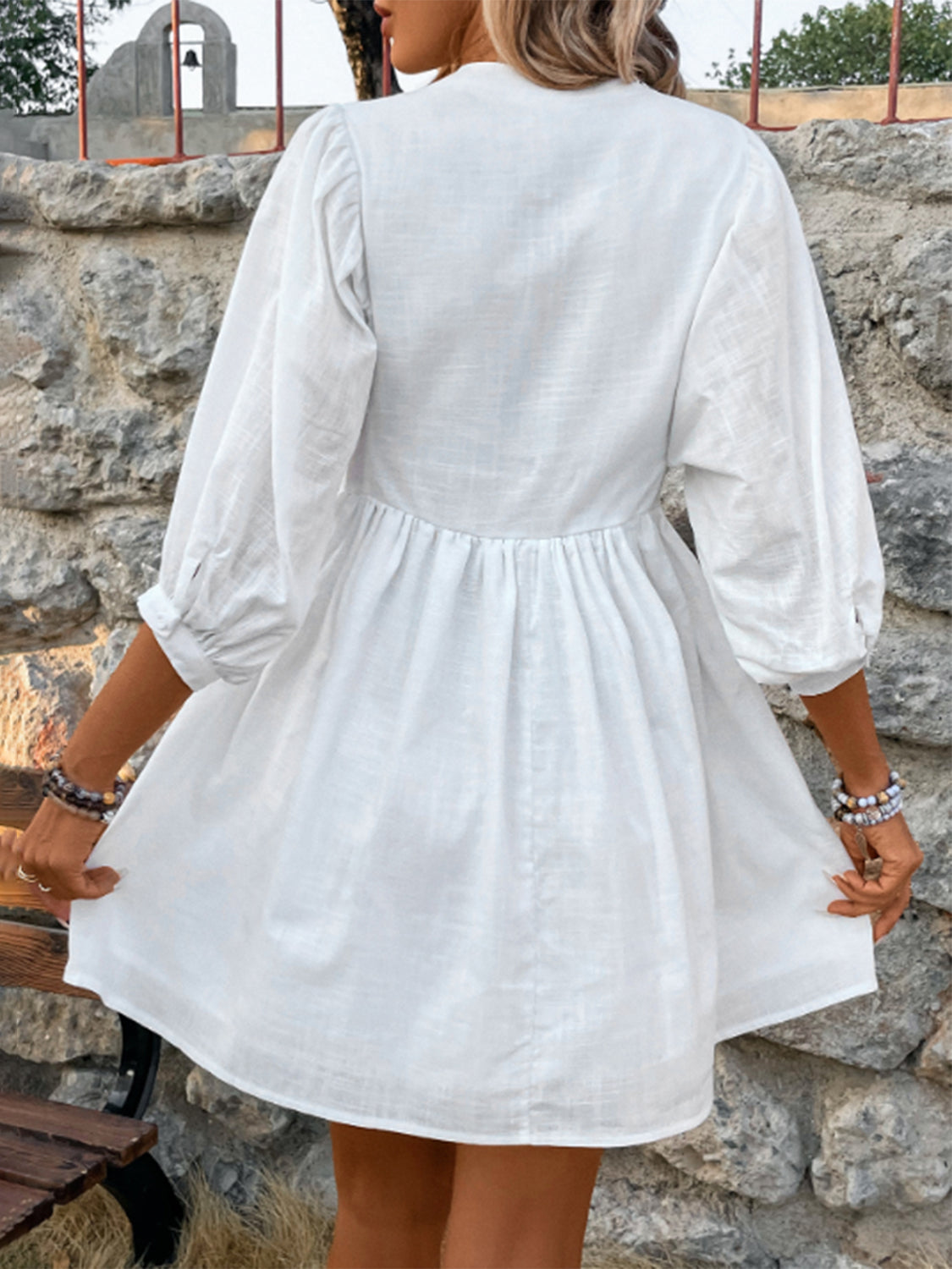 Robe à manches trois-quarts avec demi-bouton et détails en dentelle