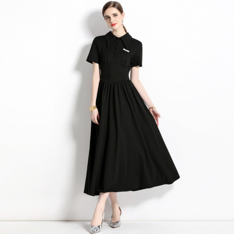 Robe noire à col polo tendance et coutures légèrement matures, taille française serrée, longue