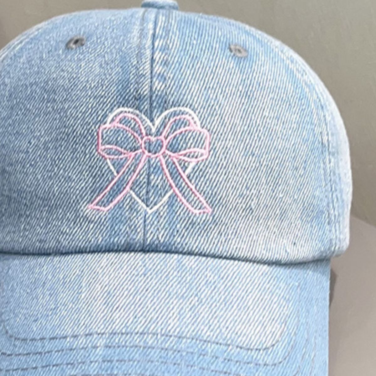 Gorra de béisbol con gráfico de corazón