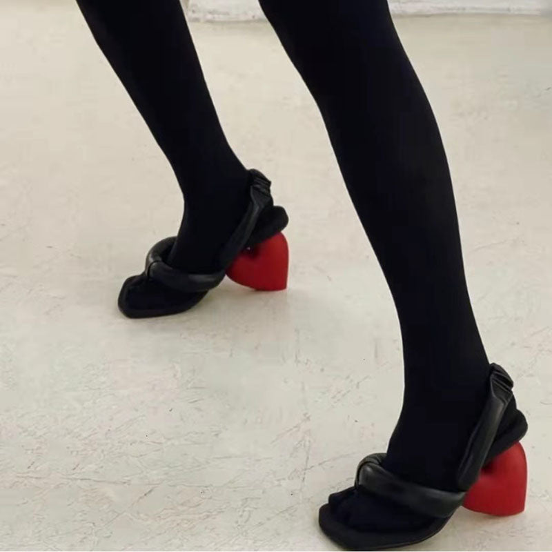 Zapatillas de tacón alto con punta abierta a juego de colores retro rojo y negro