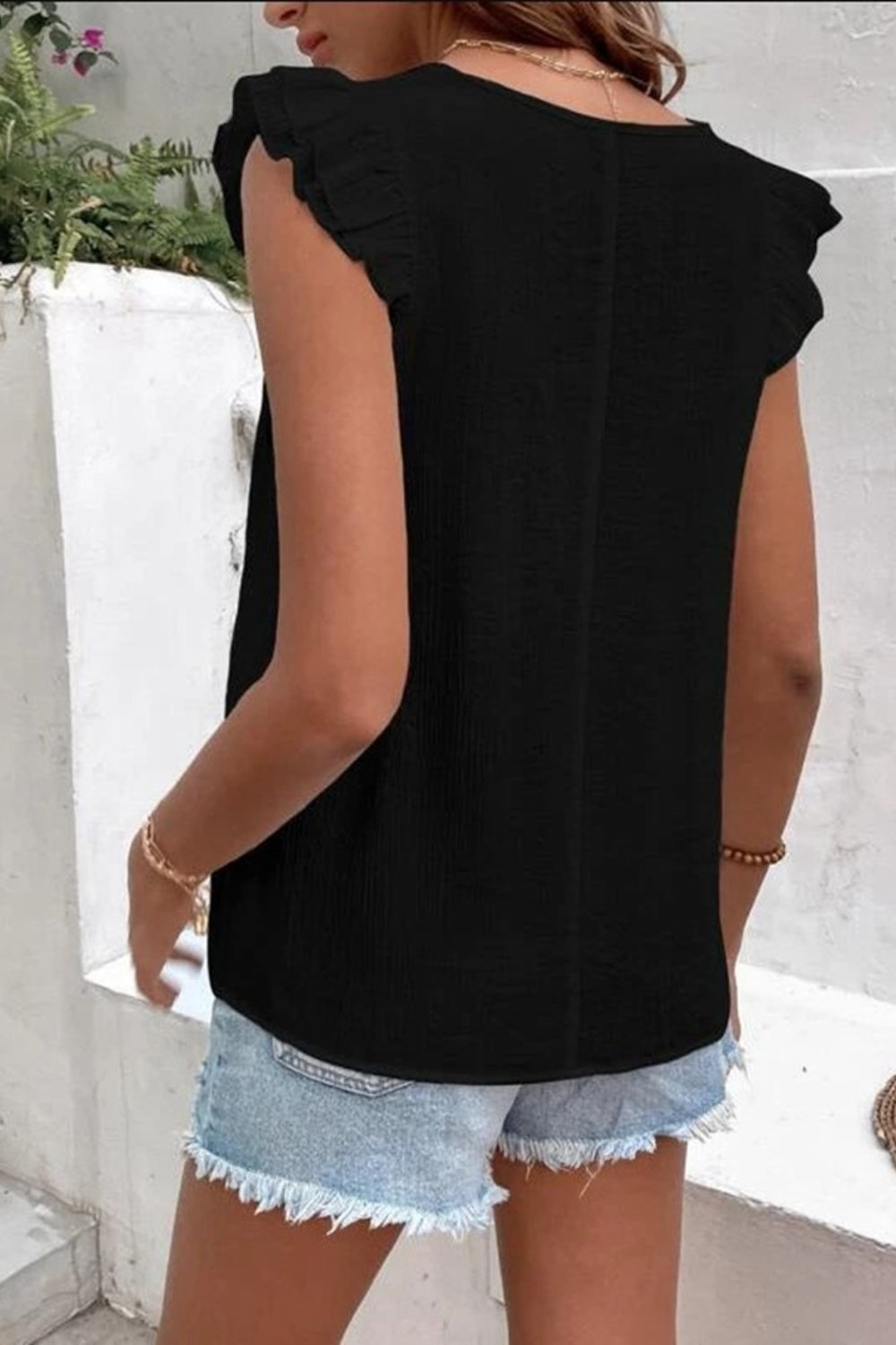 Blusa de manga casquillo con cuello en V y volantes de tamaño completo