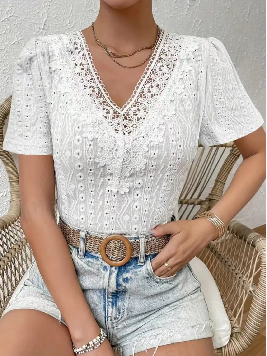 Blusa de manga corta con cuello en V y detalle de encaje con ojales