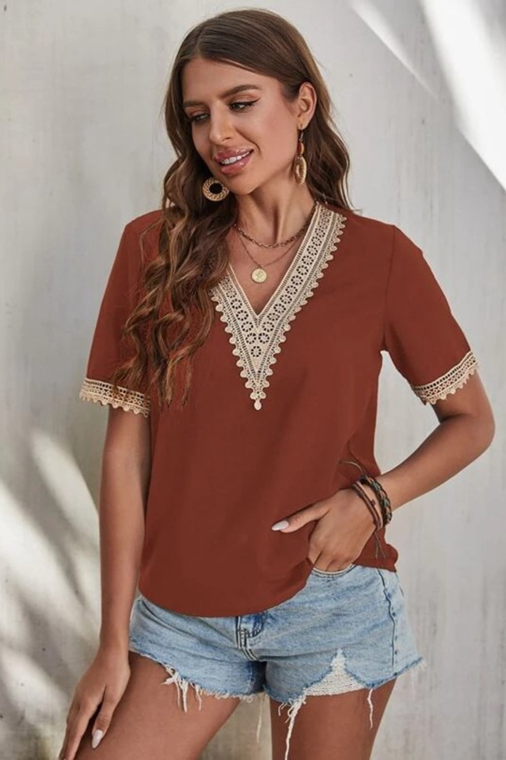 Blusa de manga corta con cuello en V y detalle de encaje de tamaño completo