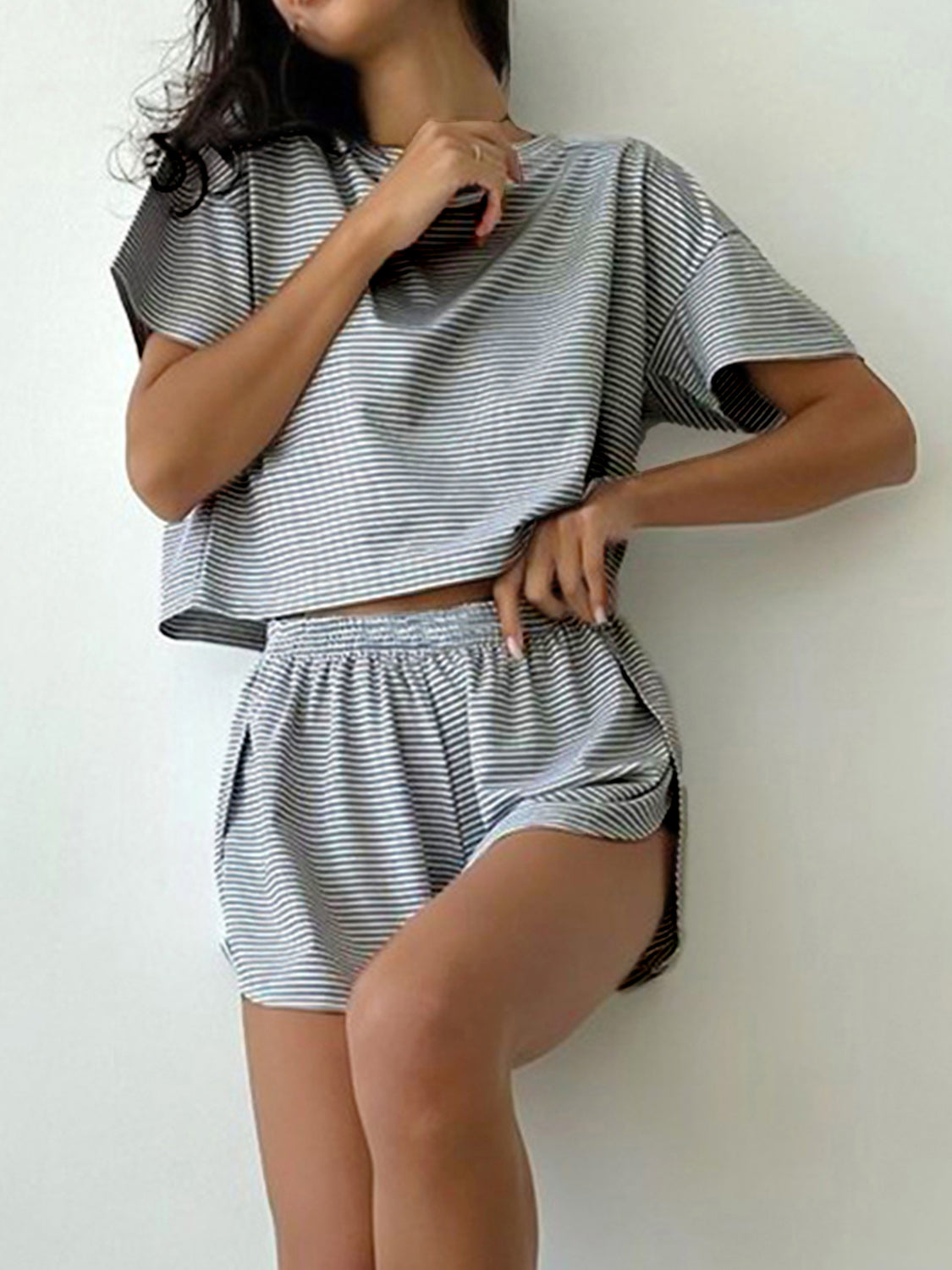 Conjunto top de rayas con cuello redondo y shorts