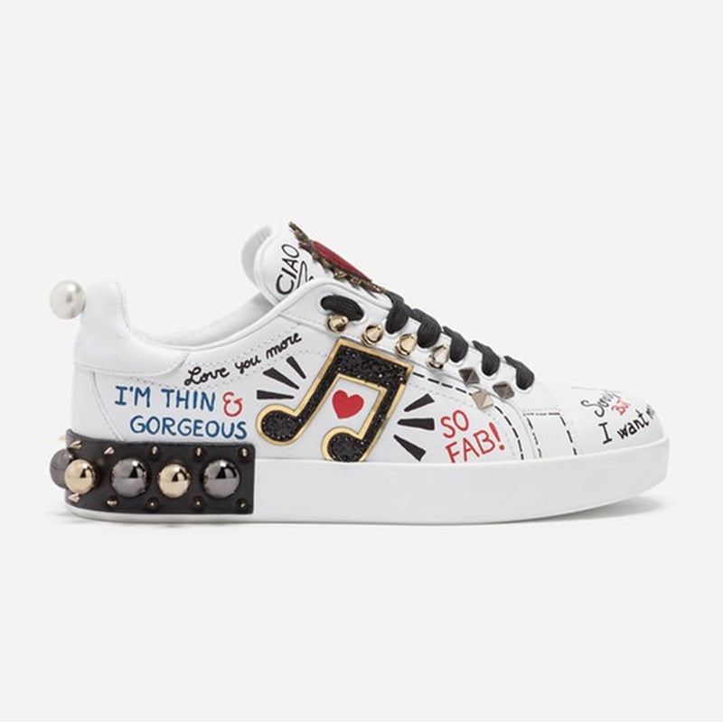 Véritable peau de vache lettre rivetée Graffiti petites chaussures blanches