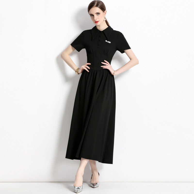 Robe noire à col polo tendance et coutures légèrement matures, taille française serrée, longue