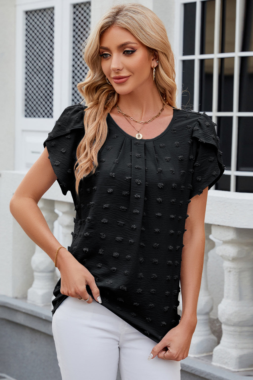 Blusa con manga de pétalo y cuello redondo con lunares suizos