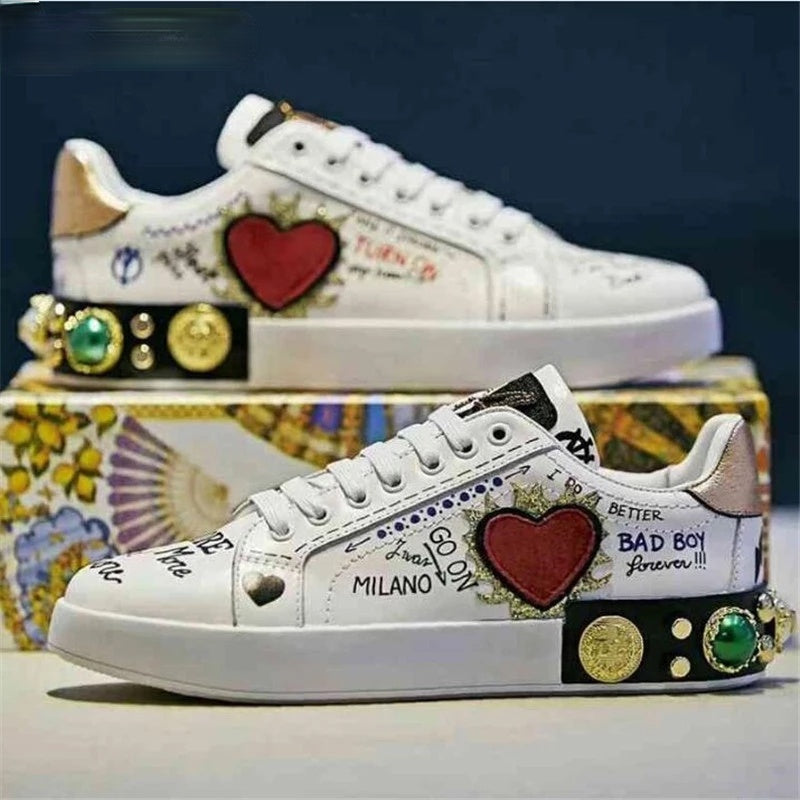 Véritable peau de vache lettre rivetée Graffiti petites chaussures blanches