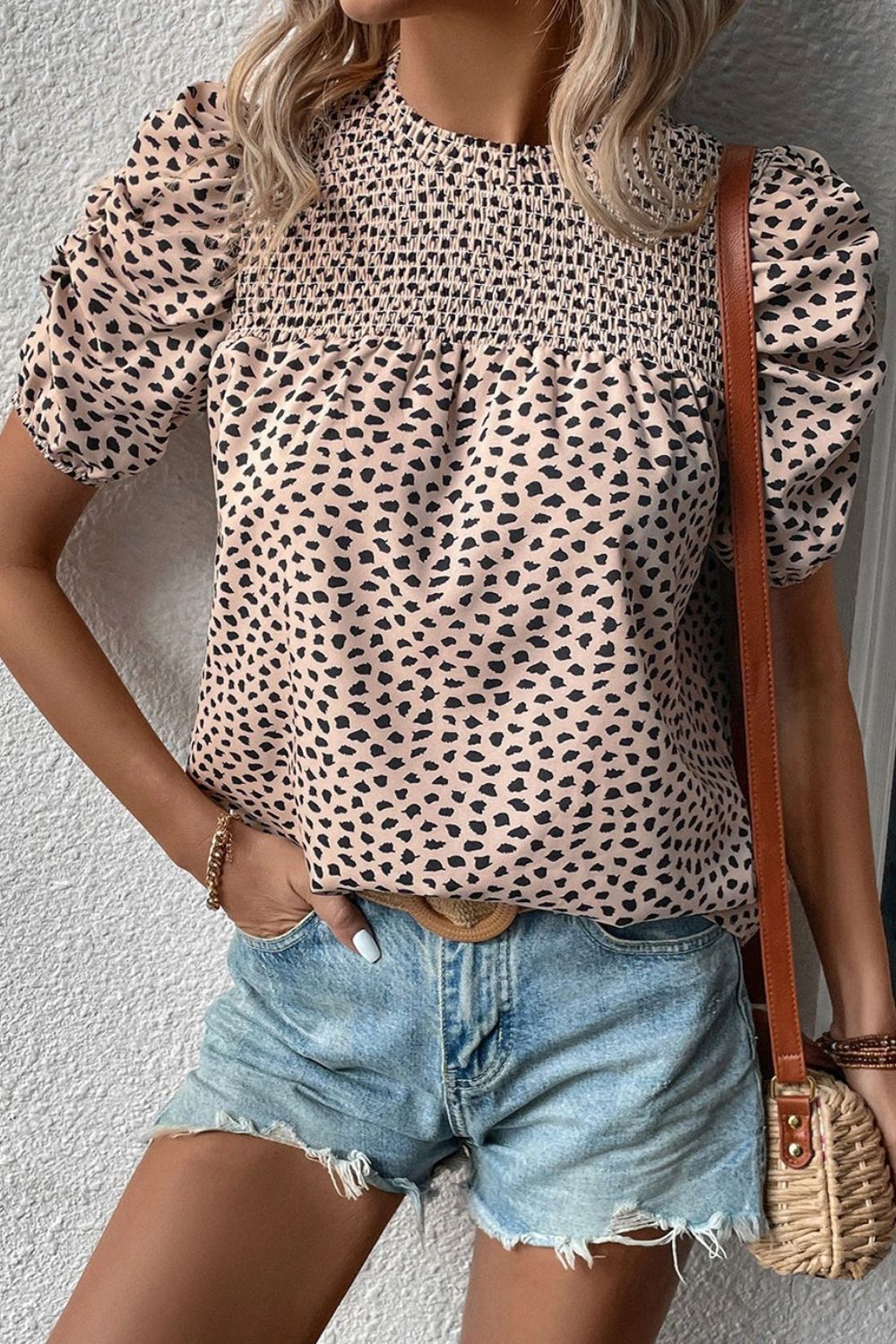 Blusa fruncida con estampado animal y mangas abullonadas