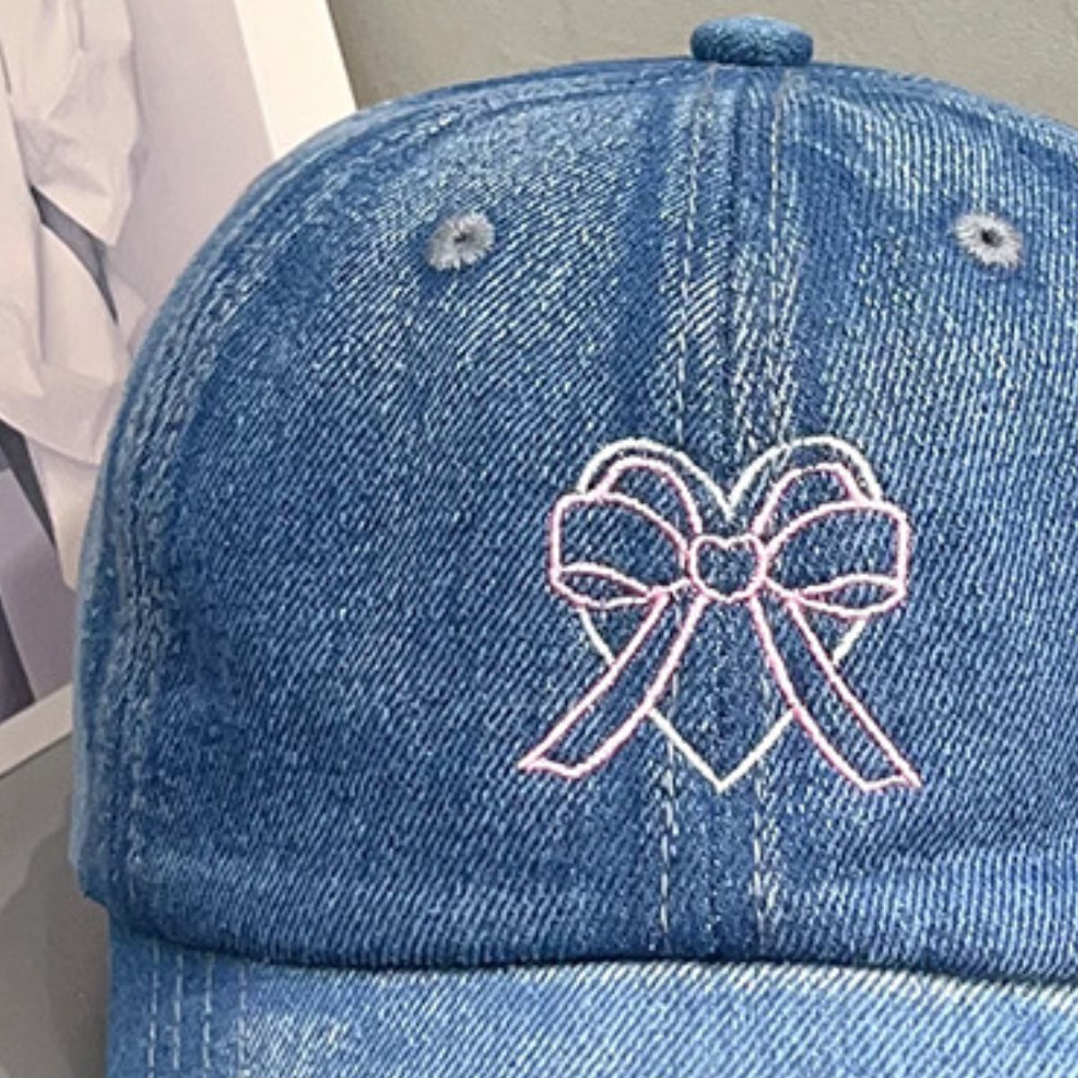 Gorra de béisbol con gráfico de corazón