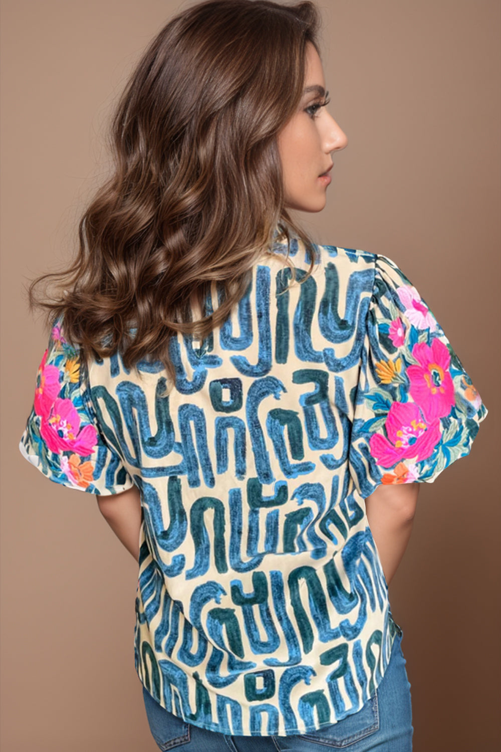 Blusa de manga corta con cuello simulado y estampado de talla grande