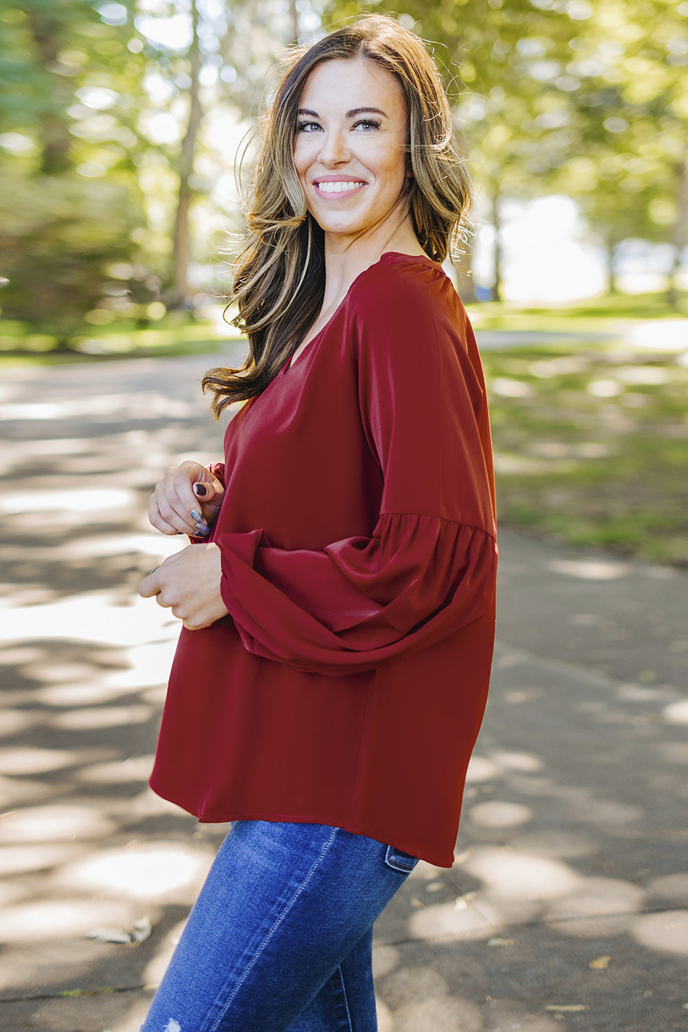 Blusa con mangas globo y muescas fruncidas