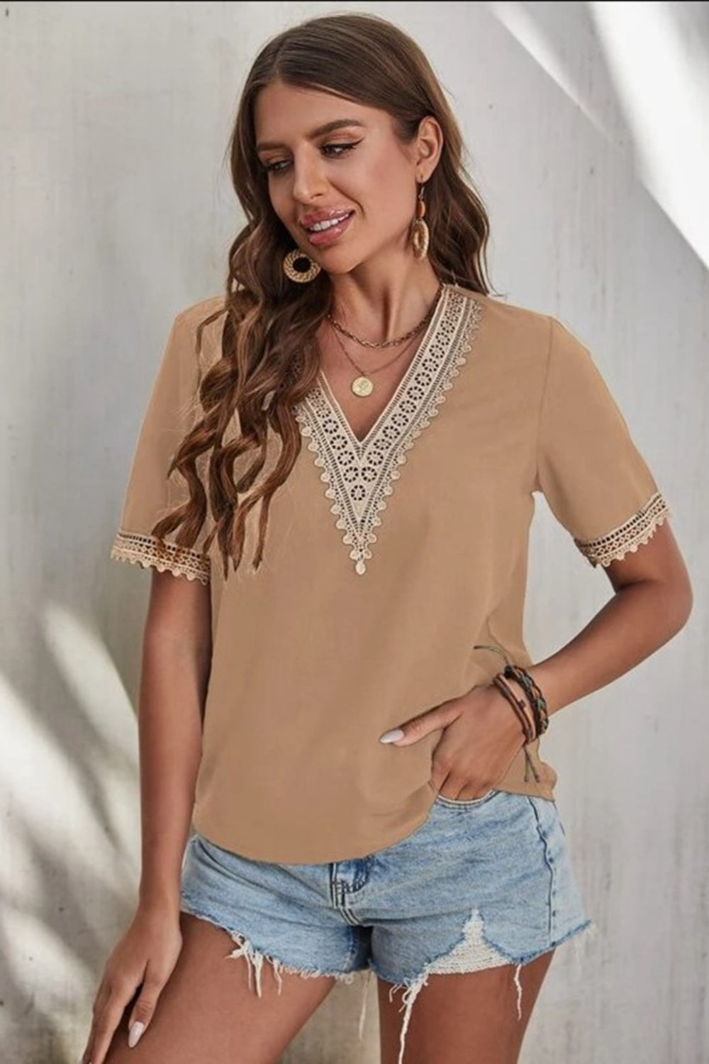 Blusa de manga corta con cuello en V y detalle de encaje de tamaño completo