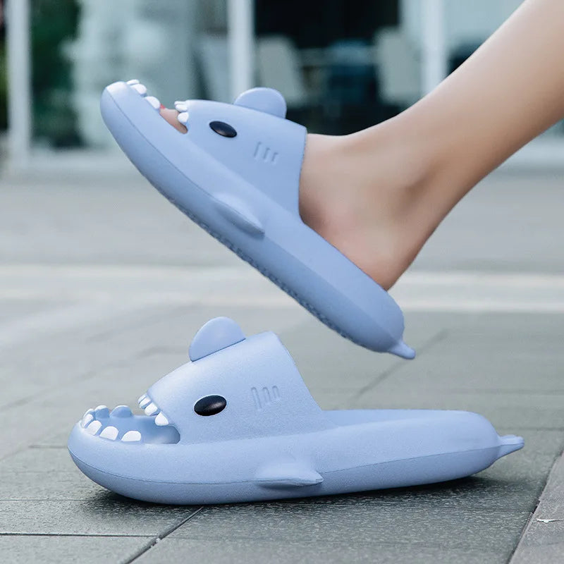 Pantoufles de requin d'été pour femmes et hommes, tongs de salle de bain, chaussures plates antidérapantes pour la maison, sandales amusantes pour enfants en plein air, nouvelle collection 2023