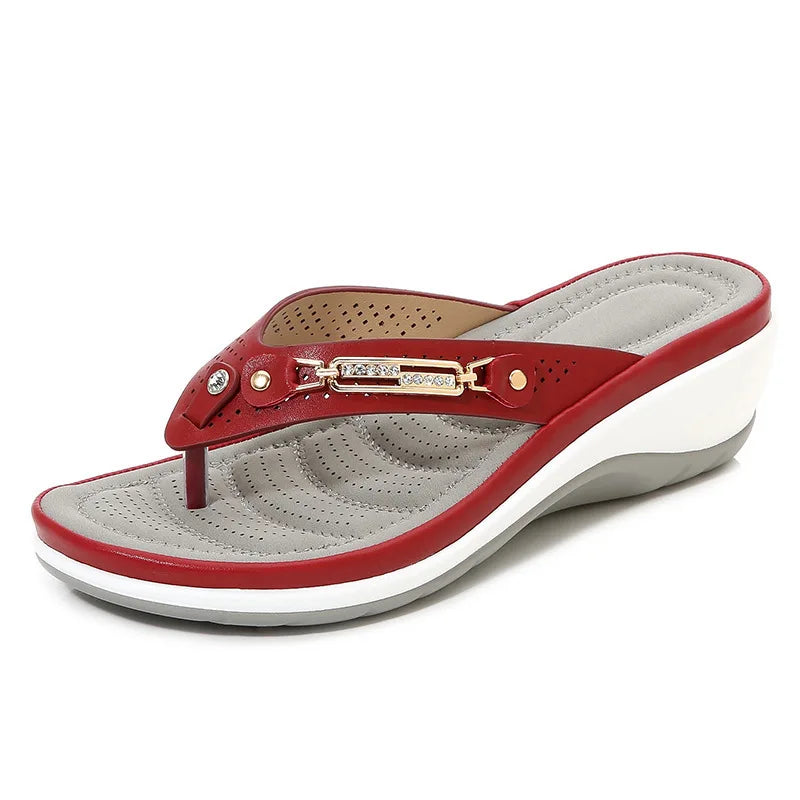 Zapatillas de mujer, novedad de verano 2023, zapatos deslizantes con botones de Metal a la moda, sandalias de playa con cuña, chanclas de ocio con plataforma exterior para mujer