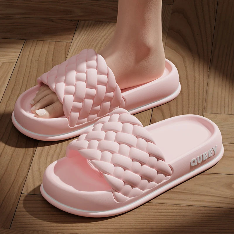 Zapatillas gruesas de verano para mujer, sandalias suaves antideslizantes para baño con suela de playa, zapatos de nube a la moda para mujer