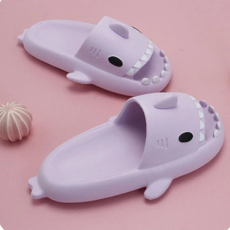 Pantoufles de requin d'été pour femmes et hommes, tongs de salle de bain, chaussures plates antidérapantes pour la maison, sandales amusantes pour enfants en plein air, nouvelle collection 2023