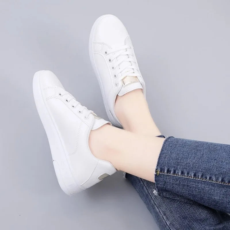 Zapatos blancos pequeños para mujer, zapatos informales de cuero con suela gruesa y bordado de rosas para estudiantes, otoño 2023