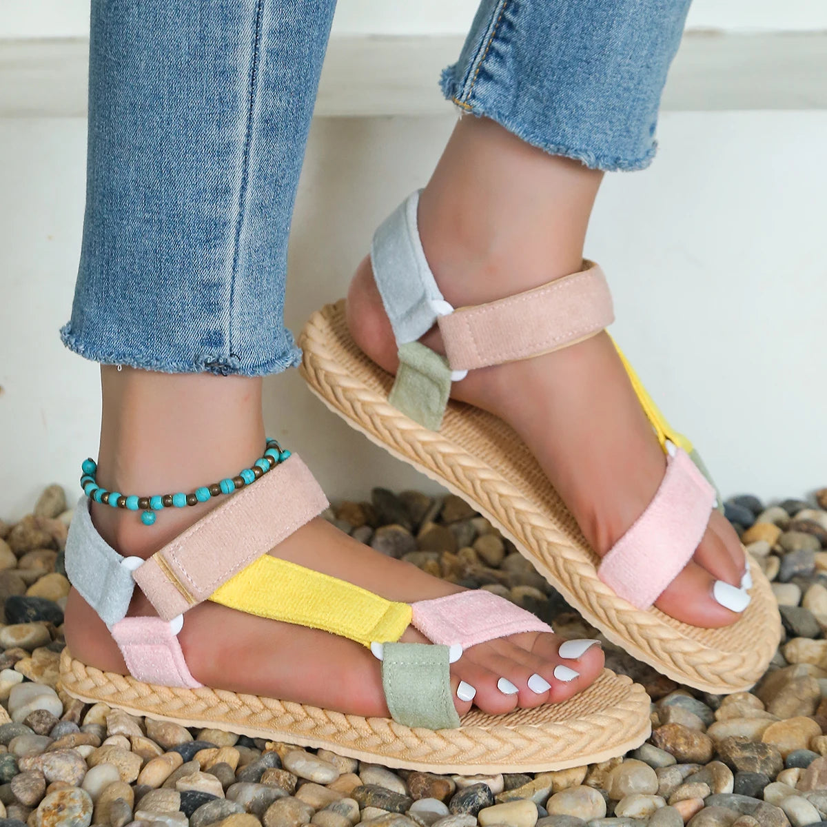 Sandalias planas con velcro de suela suave antideslizantes para escuela y playa de tendencia de moda para mujer