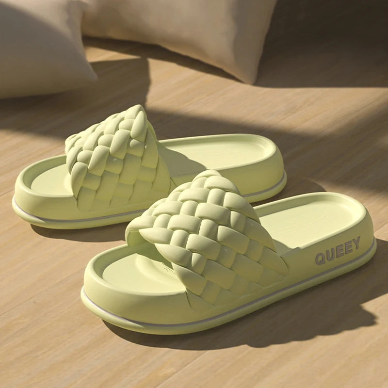 Zapatillas gruesas de verano para mujer, sandalias suaves antideslizantes para baño con suela de playa, zapatos de nube a la moda para mujer