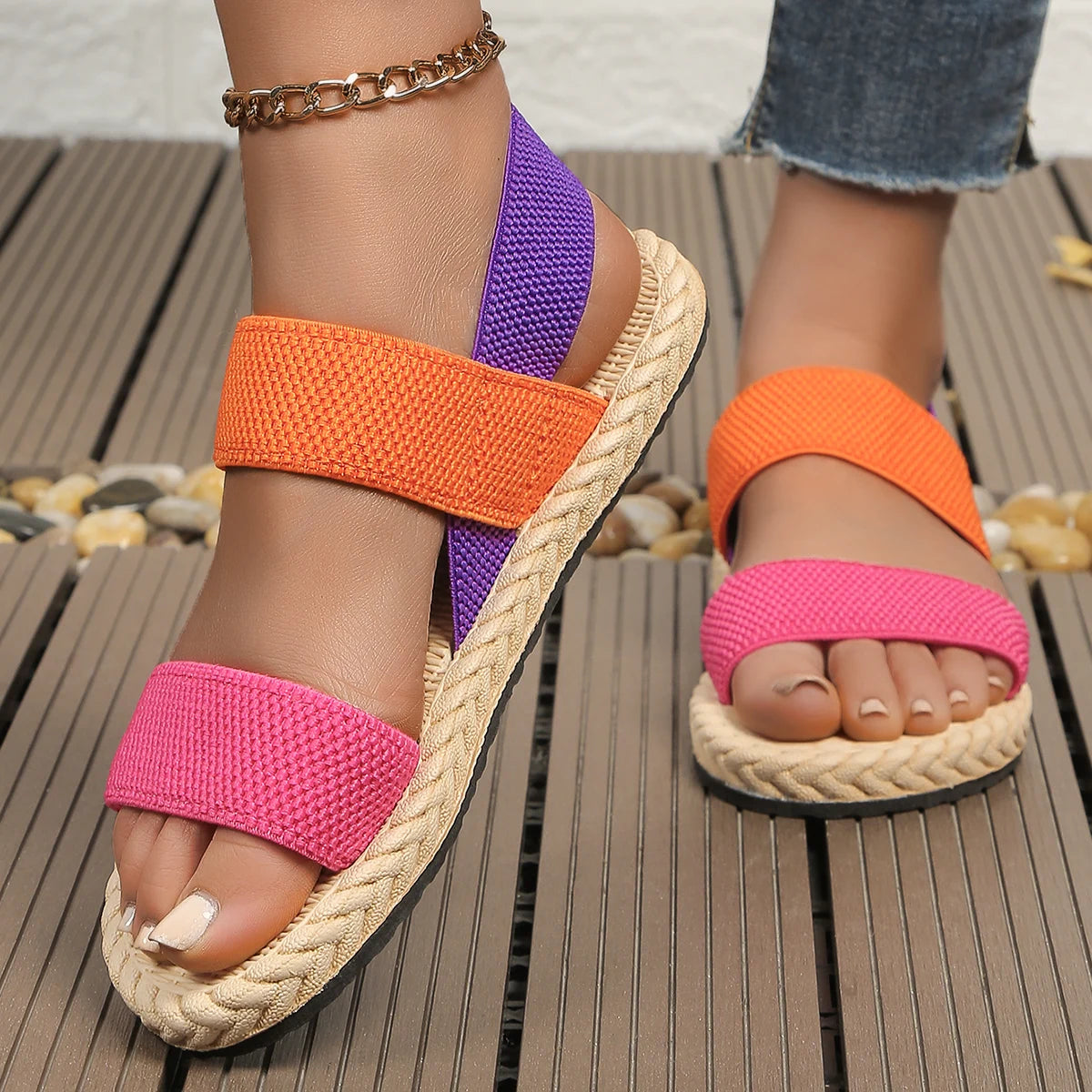 Sandalias planas elásticas a juego multicolores resistentes al desgaste antideslizantes de tendencia de moda para mujer