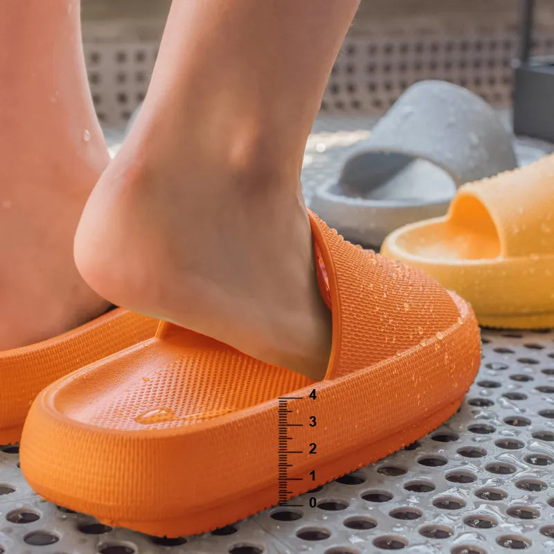 Zapatillas de casa de baño con plataforma gruesa para mujer, chanclas antideslizantes de suela suave a la moda, EVA, tobogán de interior para mujer, verano 2023