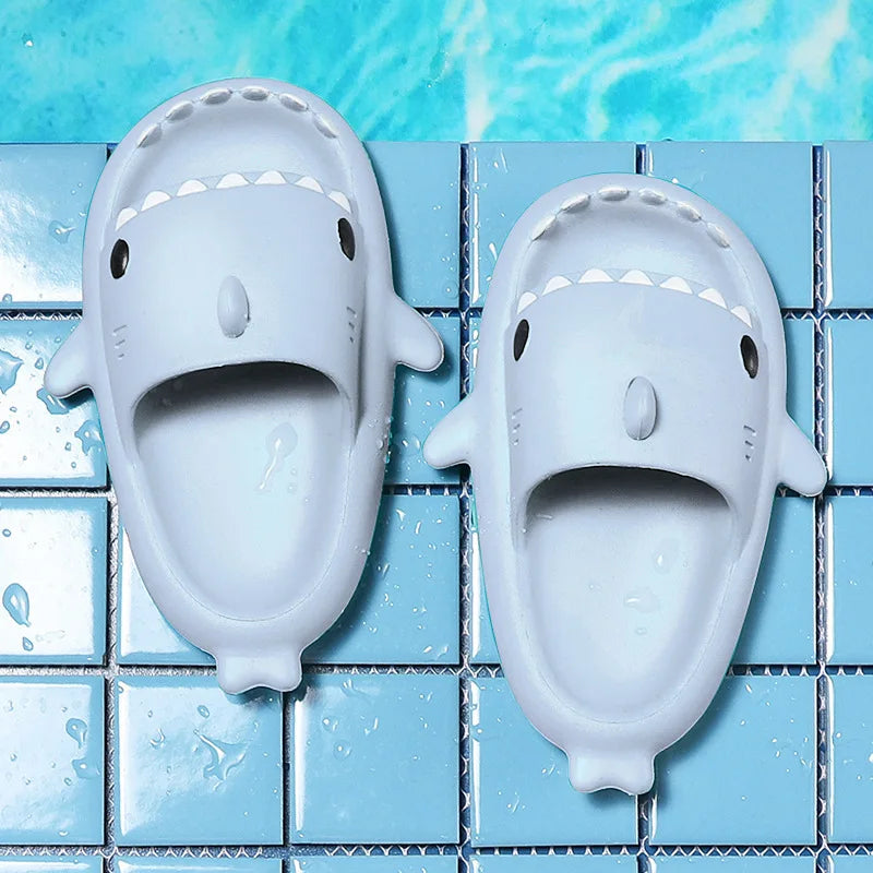 Pantoufles d'été légères en forme de requin pour femmes et hommes, tongs de salle de bain, chaussures plates antidérapantes pour la maison, sandales pour Couple et enfants