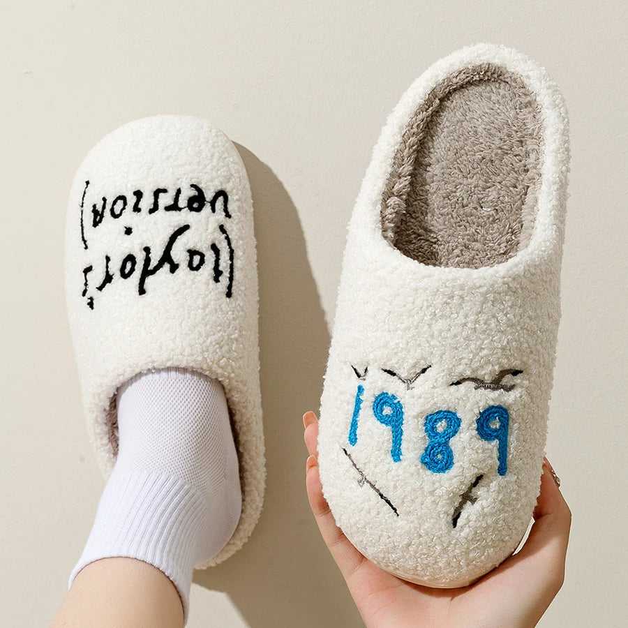 1989 Taylor’s Style Home Pantoufles pour femmes Fuzzy Comfy Flat Taylor Swift Version Swifties Seagull Funny Shoes Cadeau pour elle