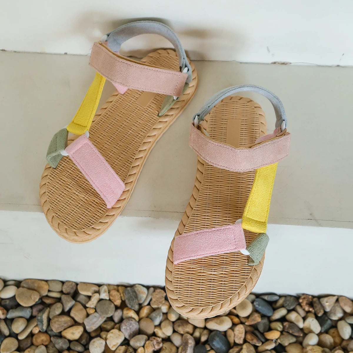 Sandalias planas con velcro de suela suave antideslizantes para escuela y playa de tendencia de moda para mujer