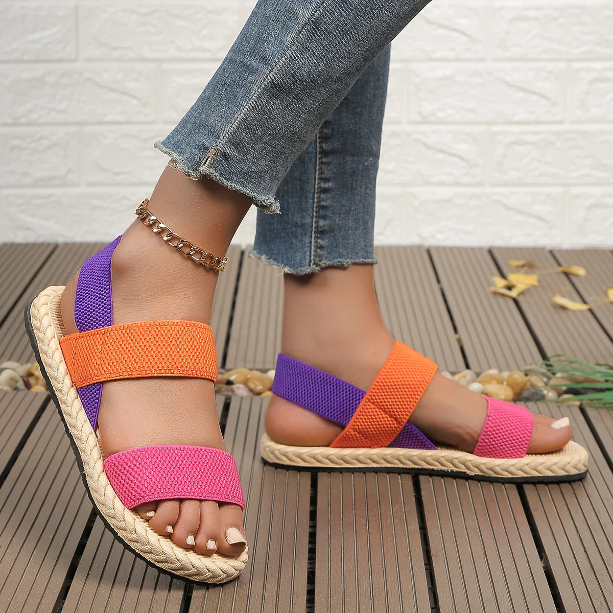 Sandalias planas elásticas a juego multicolores resistentes al desgaste antideslizantes de tendencia de moda para mujer