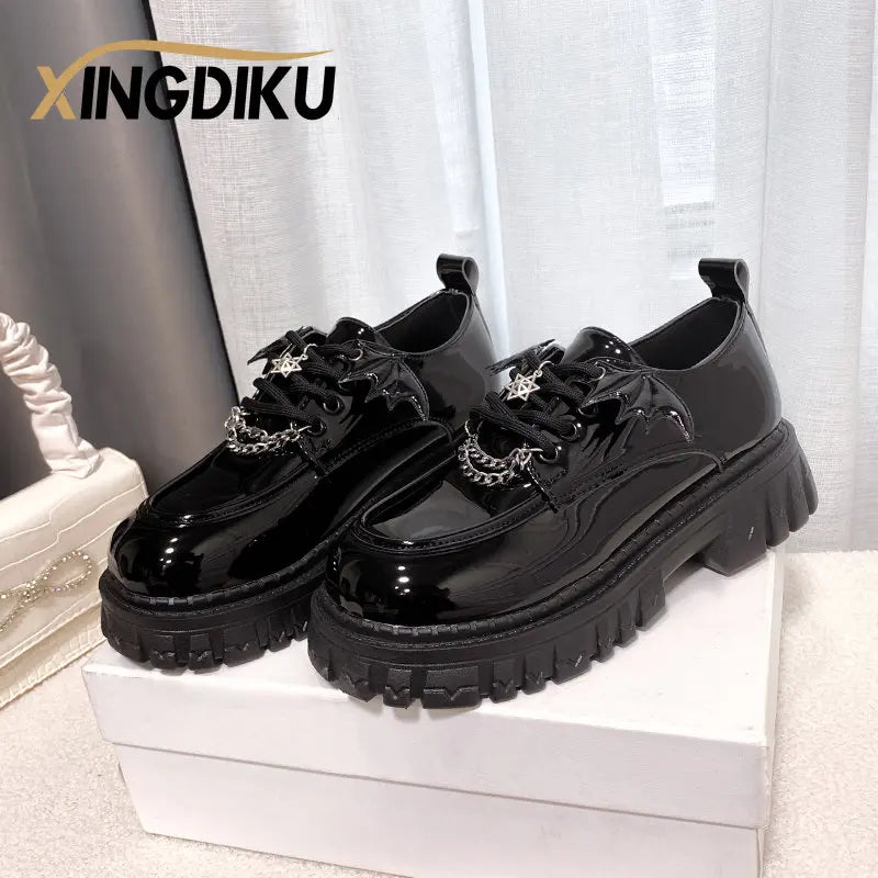 Zapatos individuales Punk Wind a la moda para otoño, nuevos zapatos góticos con alas de murciélago y diablo, plataforma impermeable con fondo grueso y cadena de Metal