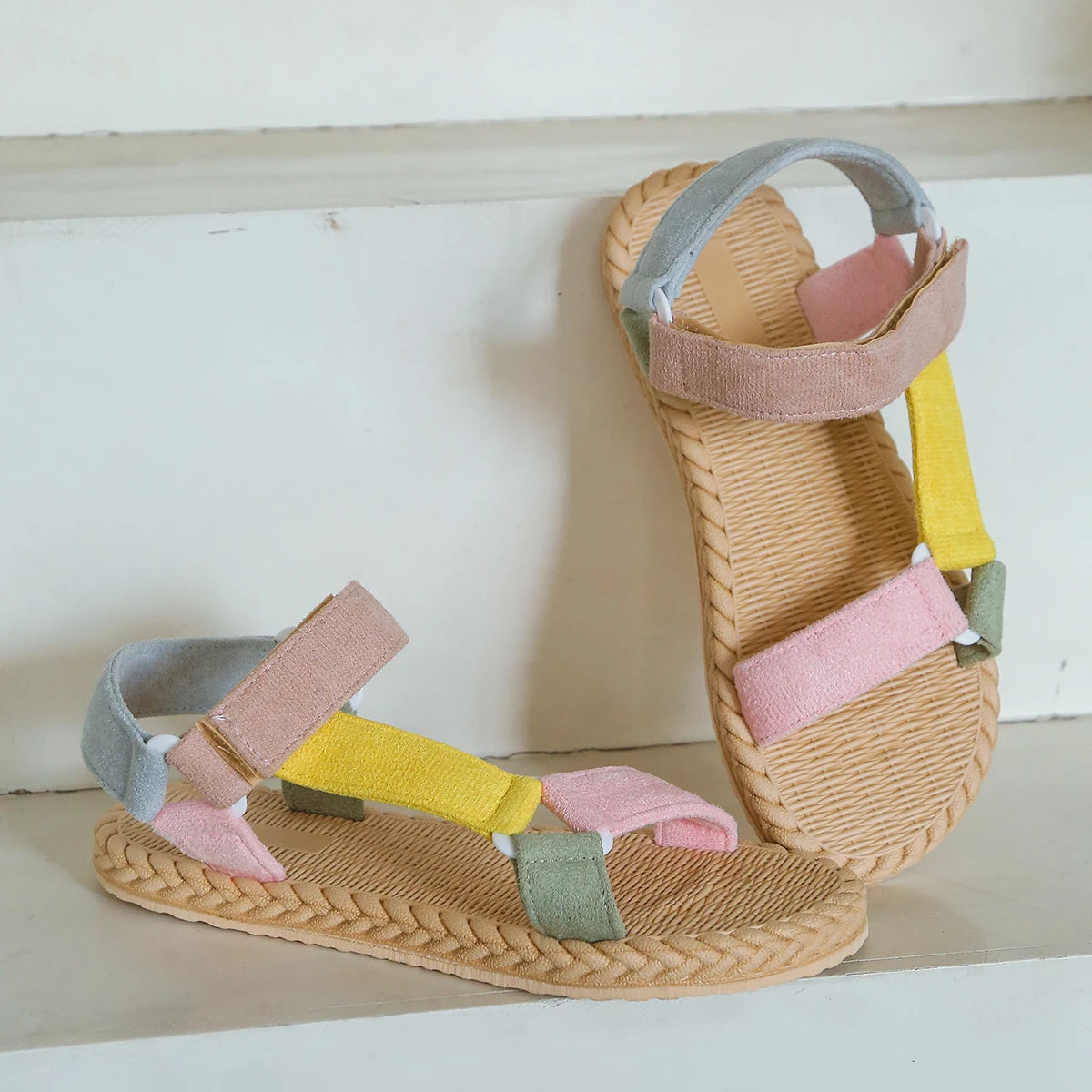 Sandales plates antidérapantes à semelles souples et Velcro pour femmes, tendance de la mode, pour l'école et la plage