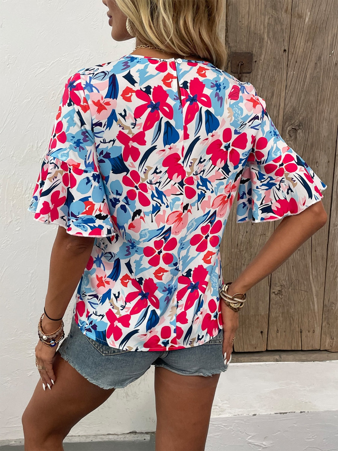 Blusa estampada con cuello redondo y mangas con volantes