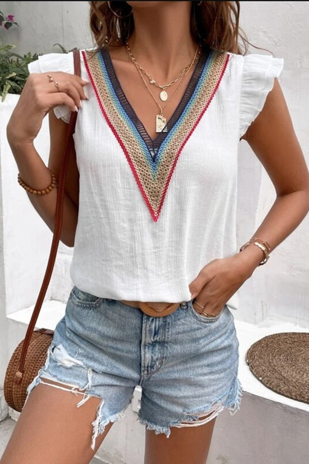 Blusa de manga casquillo con cuello en V y volantes de tamaño completo