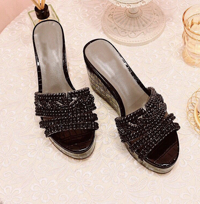 Pantuflas con diamantes de imitación brillantes y tacón de cuña de moda