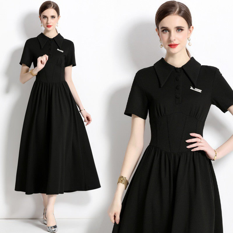 Robe noire à col polo tendance et coutures légèrement matures, taille française serrée, longue