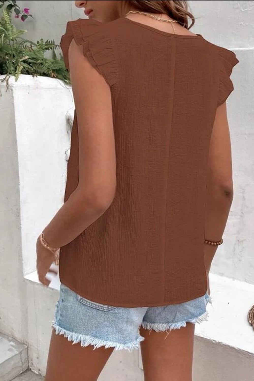 Blusa de manga casquillo con cuello en V y volantes de tamaño completo