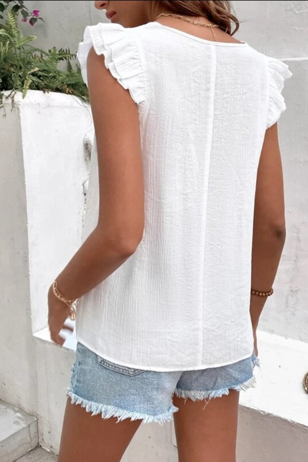 Blusa de manga casquillo con cuello en V y volantes de tamaño completo